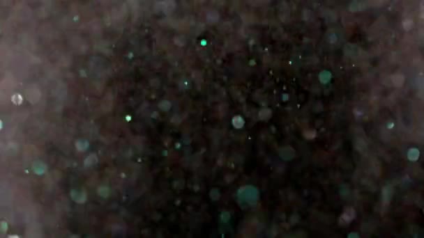 Realistische Glitter exploderen op zwarte achtergrond. — Stockvideo