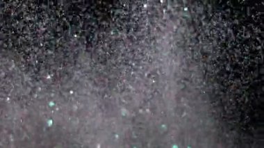 Siyah arka plan üzerinde patlayan gerçekçi Glitter.