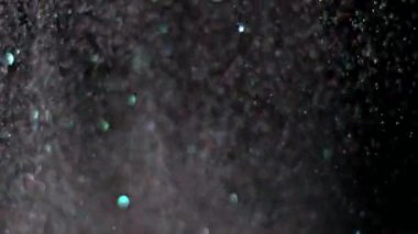 Siyah arka plan üzerinde patlayan gerçekçi Glitter.