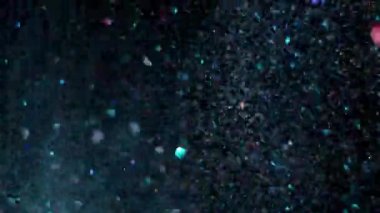 Siyah arka plan üzerinde patlayan gerçekçi Glitter.