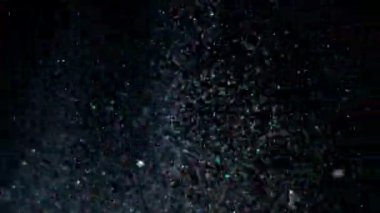 Siyah arka plan üzerinde patlayan gerçekçi Glitter.