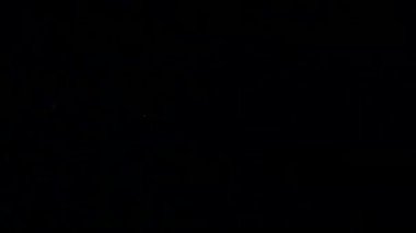 Siyah arka plan üzerinde patlayan gerçekçi Glitter.