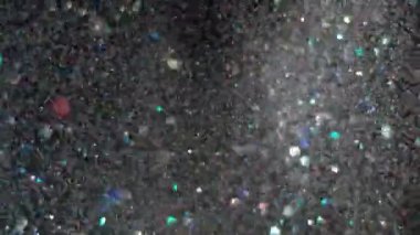 Siyah arka plan üzerinde patlayan gerçekçi Glitter.