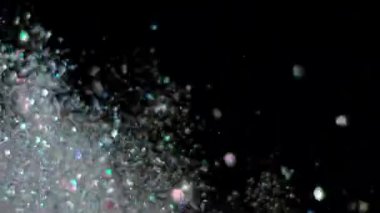 Siyah arka plan üzerinde patlayan gerçekçi Glitter.