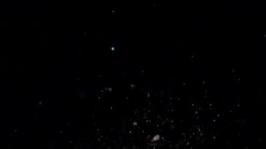 Siyah arka plan üzerinde patlayan gerçekçi Glitter.