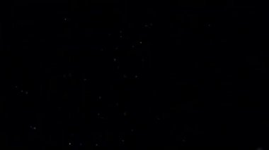 Siyah arka plan üzerinde patlayan gerçekçi Glitter.