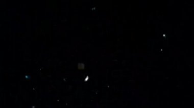 Siyah arka plan üzerinde patlayan gerçekçi Glitter.