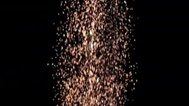 Siyah arka plan üzerinde patlayan gerçekçi Glitter.