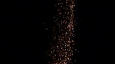 Siyah arka plan üzerinde patlayan gerçekçi Glitter.