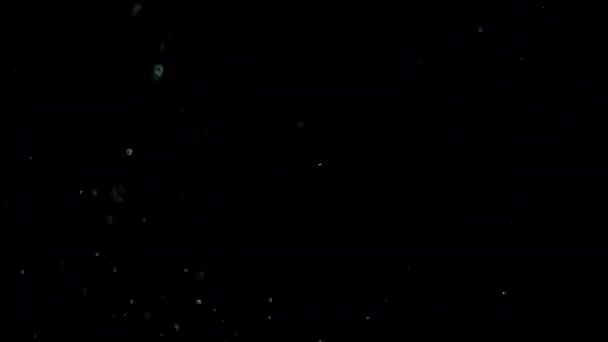 Paillettes réalistes explosant sur fond noir .