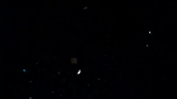 Paillettes réalistes explosant sur fond noir .