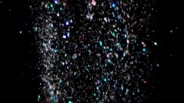Siyah arka plan üzerinde patlayan gerçekçi Glitter.