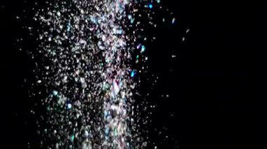 Siyah arka plan üzerinde patlayan gerçekçi Glitter.