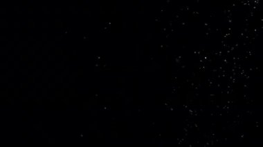 Siyah arka plan üzerinde patlayan gerçekçi Glitter.