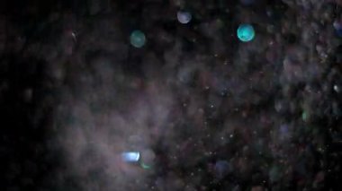 Siyah arka plan üzerinde patlayan gerçekçi Glitter.