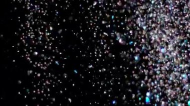 Siyah arka plan üzerinde patlayan gerçekçi Glitter.