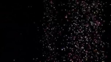 Siyah arka plan üzerinde patlayan gerçekçi Glitter.