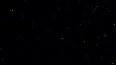 Siyah arka plan üzerinde patlayan gerçekçi Glitter.