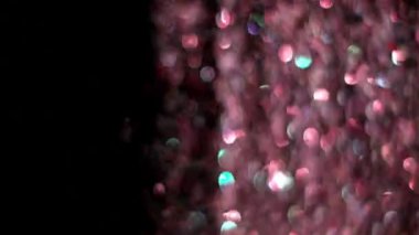 Siyah arka plan üzerinde patlayan gerçekçi Glitter.