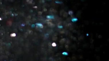 Siyah arka plan üzerinde patlayan gerçekçi Glitter.