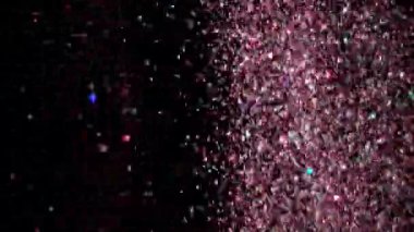 Siyah arka plan üzerinde patlayan gerçekçi Glitter.