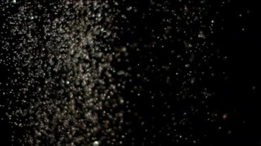 Siyah arka plan üzerinde patlayan gerçekçi Glitter.