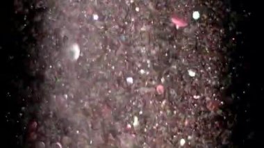 Siyah arka plan üzerinde patlayan gerçekçi Glitter.