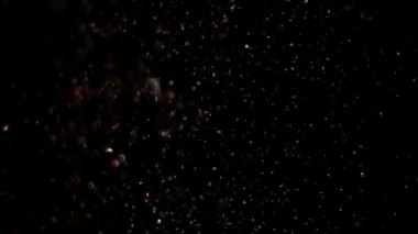 Siyah arka plan üzerinde patlayan gerçekçi Glitter.