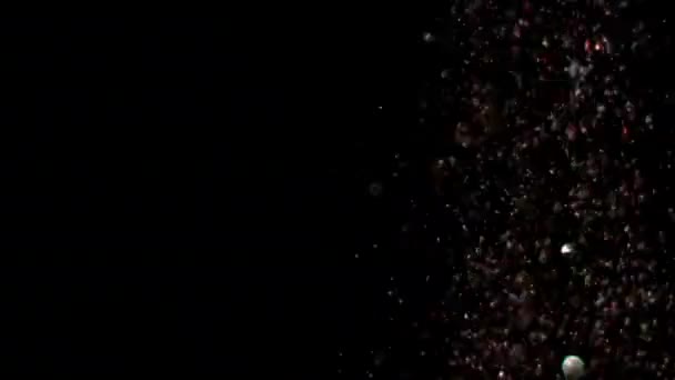 Realistische Glitter exploderen op zwarte achtergrond. — Stockvideo