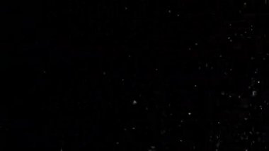 Siyah arka plan üzerinde patlayan gerçekçi Glitter.