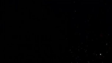 Siyah arka plan üzerinde patlayan gerçekçi Glitter.