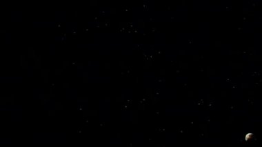 Siyah arka plan üzerinde patlayan gerçekçi Glitter.