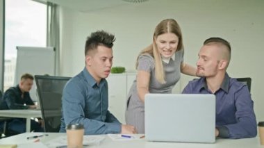 İnsanlar Modern başlangıç Office içinde Laptop kullanarak Grup