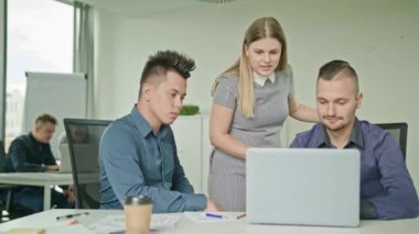 İnsanlar Modern başlangıç Office içinde Laptop kullanarak Grup