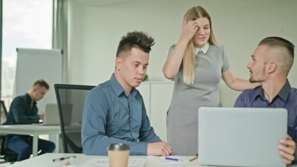 Группа людей с помощью ноутбука в современном офисе запуска — стоковое видео
