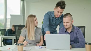 İnsanlar Modern başlangıç Office içinde Laptop kullanarak Grup