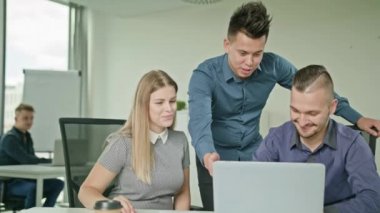 İnsanlar Modern başlangıç Office içinde Laptop kullanarak Grup