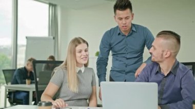 İnsanlar Modern başlangıç Office içinde Laptop kullanarak Grup