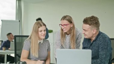 İnsanlar Modern başlangıç Office içinde Laptop kullanarak Grup