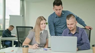 İnsanlar Modern başlangıç Office içinde Laptop kullanarak Grup