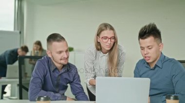 İnsanlar Modern başlangıç Office içinde Laptop kullanarak Grup