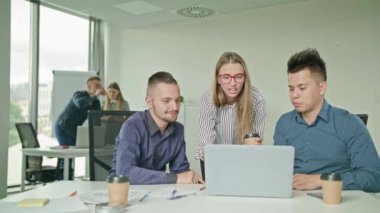 İnsanlar Modern başlangıç Office içinde Laptop kullanarak Grup