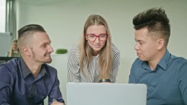 İnsanlar Modern başlangıç Office içinde Laptop kullanarak Grup