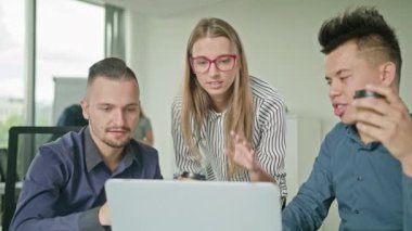 İnsanlar Modern başlangıç Office içinde Laptop kullanarak Grup