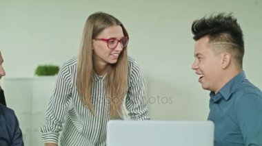 İnsanlar Modern başlangıç Office içinde Laptop kullanarak Grup