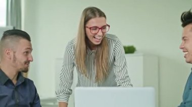 İnsanlar Modern başlangıç Office içinde Laptop kullanarak Grup