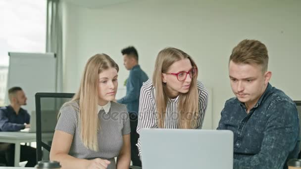 Mensen groeperen met behulp van Laptop in moderne opstarten Office — Stockvideo