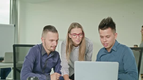 Groupe de personnes utilisant un ordinateur portable dans le bureau de démarrage moderne — Video