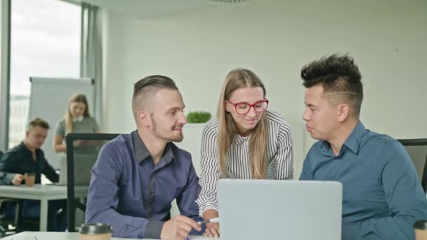 Lidé skupiny pomocí přenosného počítače v moderní spuštění Office — Stock video