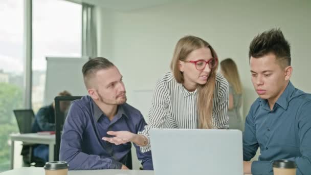 Grupo de personas que utilizan el ordenador portátil en la oficina de inicio moderno — Vídeo de stock